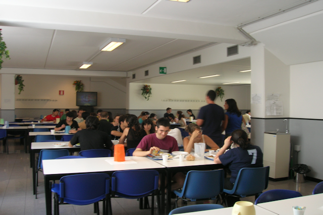 studenti in fila per ritirare il pasto