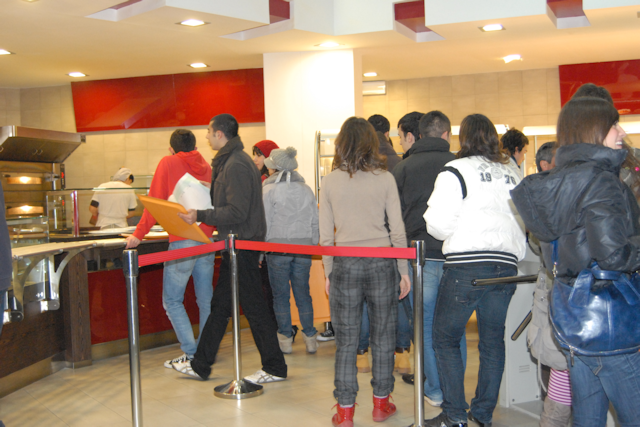 studenti in fila per ritirare il pasto