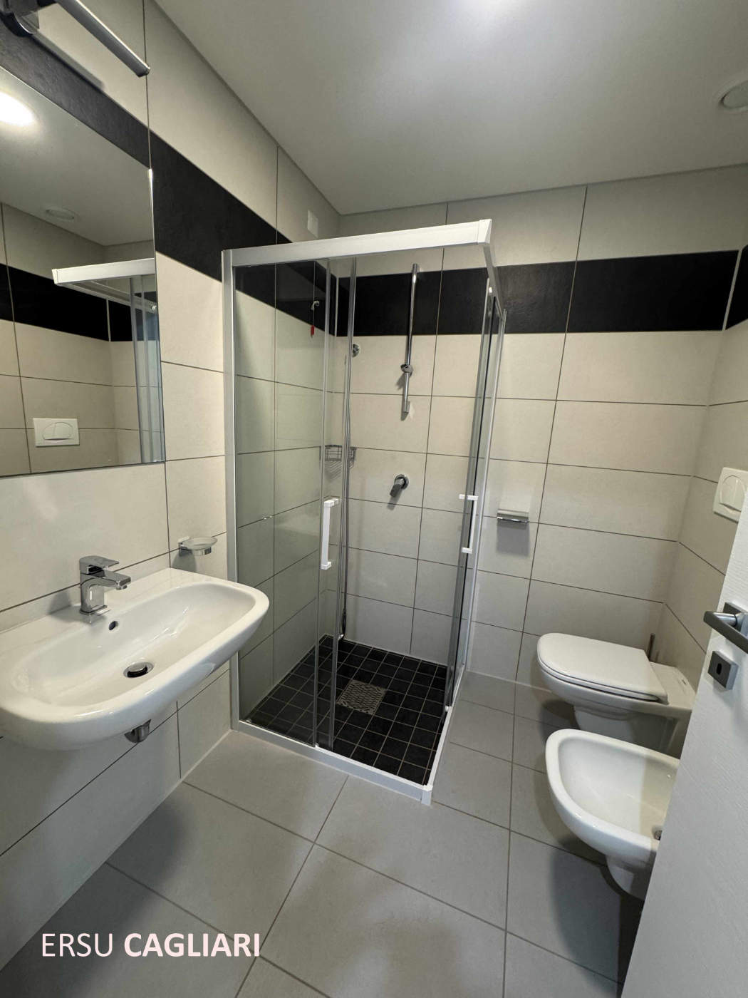 Foto di un bagno con servizio e doccia